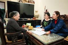 Các tổ dân phố đi từng ngõ, gõ từng nhà phát thẻ cử tri chuẩn bị cho bầu cử