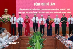 Tổng Bí thư Tô Lâm trao Quyết định số 304-QĐ/TW về chức năng, nhiệm vụ, tổ chức bộ máy Cơ quan Ủy ban Trung ương Mặt trận Tổ quốc Việt Nam . (Ảnh: PV/Vietnam+)