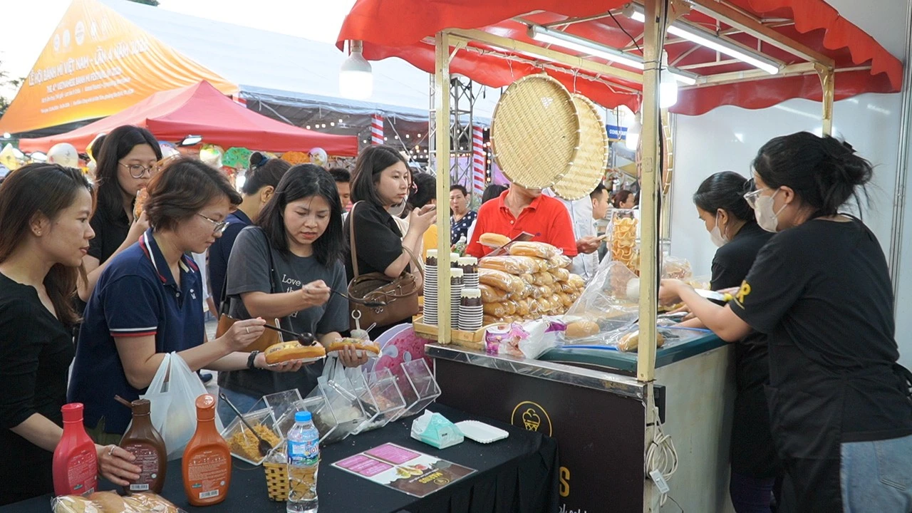Bánh mì kem, bánh mì chả mực hút khách tại Lễ hội Bánh mì Việt Nam 2026