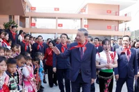 Tổng Bí thư Tô Lâm và học sinh, giáo viên trong lễ khánh thành Trường Phổ thông nội trú liên cấp Tiểu học và Trung học Cơ sở Si Pa Phìn, tỉnh Điện Biên. (Ảnh: Thống Nhất/TTXVN)