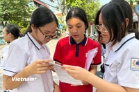 Thí sinh thảo luận bài sau giờ thi. (Nguồn: Vietnam+)