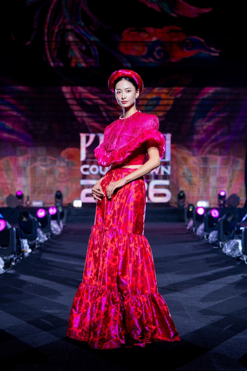 Cao Minh Tiến cho biết, "Bồng Bềnh" không đơn thuần là trang phục, đó là một hành trình tâm tưởng đưa người xem về với vẻ đẹp tĩnh lặng của Tràng An, nơi thời gian như ngừng lại giữa những nhịp chèo và tiếng chuông chùa vang vọng từ vách núi. (Ảnh: CTV/Vietnam+)