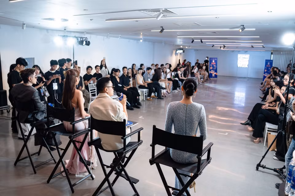 Không khí buổi tuyển chọn mẫu của nhà thiết kế Adrian Anh Tuấn. (Ảnh: BTC)