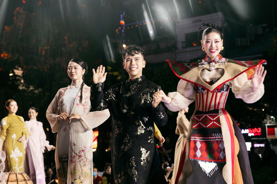 Show diễn thời trang áo dài tôn vinh vẻ đẹp của bản sắc văn hóa dân tộc Việt Nam. (Ảnh: CTV/Vietnam+)