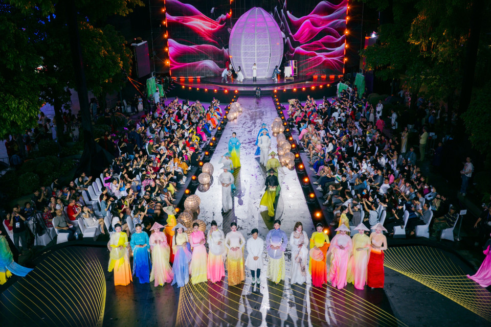 Sự kiện nhằm tôn vinh vẻ đẹp của tà áo dài và bản sắc văn hóa dân tộc Việt Nam. (Ảnh: CTV/Vietnam+)