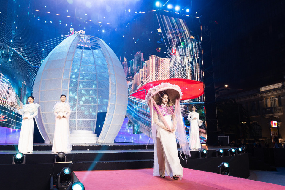 Tại phố đi bộ Nguyễn Huệ, Lễ hội Áo dài Thành phố Hồ Chí Minh lần thứ 12 năm 2026 sẽ chính thức khai mạc vào tối nay, ngày 6/3. Ngay sau đó là Chương trình nghệ thuật Áo dài với cuộc sống - Vietnam Beauty Fashion Fest XIV vào tối ngày 7/3. (Ảnh: CTV/Vietnam+)