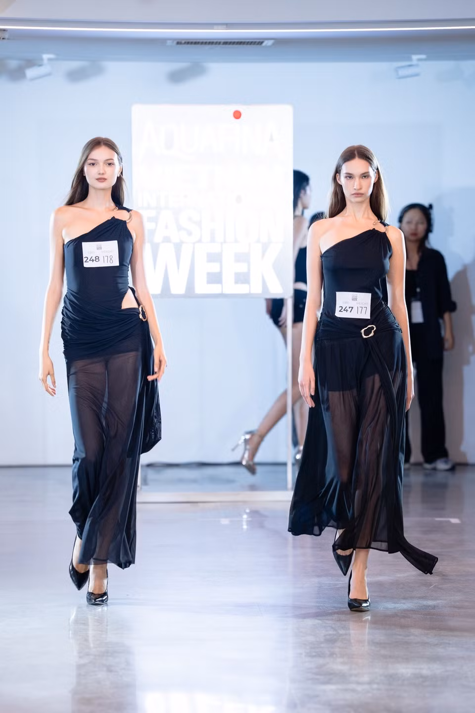 Lần thứ 7 thương hiệu CEM tham gia tuần thời trang, do đó stylist Lê Minh Ngọc không ngần ngại chia sẻ về tiêu chí tuyển chọn cho bộ sưu tập “Awakened Glow”: “Tôi tìm kiếm những người mẫu có kỹ năng catwalk mạnh mẽ, dứt khoát, ngẫu hứng theo nhịp nhạc nhưng vẫn giữ được độ mềm mại, uyển chuyển vì đó là tinh thần cốt lõi mà CEM theo đuổi: tự tin, năng lượng và quyến rũ.” (Ảnh: BTC)