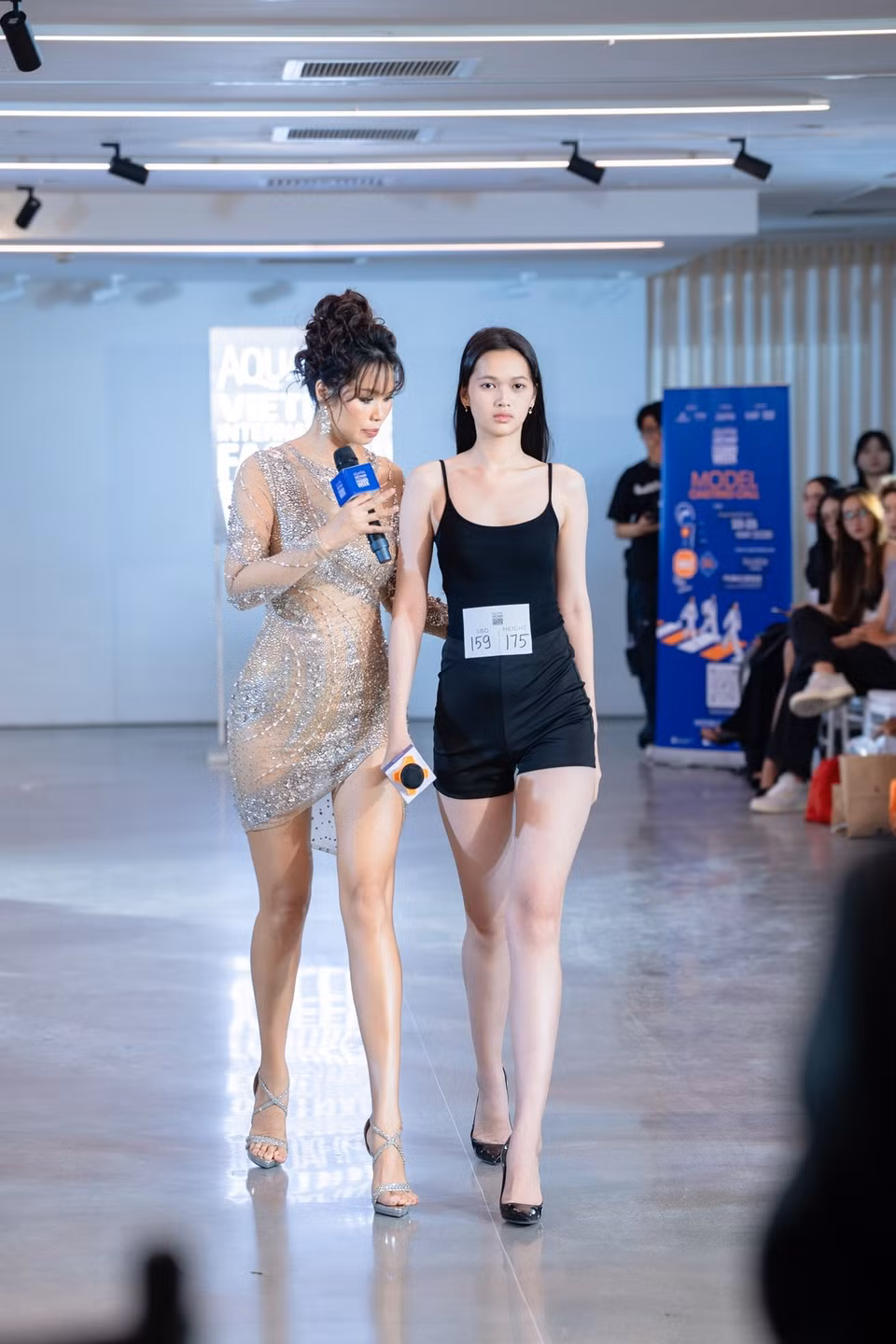 Á hậu, siêu mẫu Hà Anh trực tiếp thị phạm cho người mẫu catwalk tại chương trình. (Ảnh: BTC)