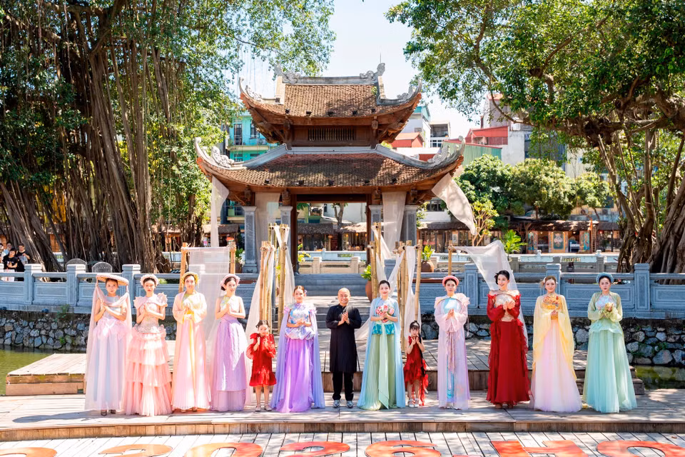 Những thiết kế đặc biệt nhất trong bộ sưu tập lấy cảm hứng từ tranh dân gian Đông Hồ.