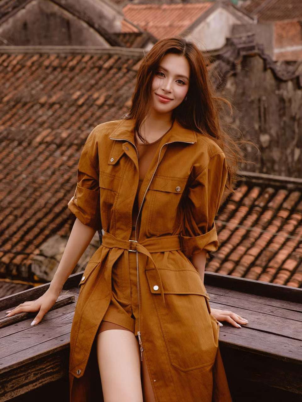 Nếu ngày đầu đăng quang, Trần Tiểu Vy mang vẻ trong trẻo, hồn nhiên của tuổi 18 thì người đẹp của hiện tại ngày càng sắc sảo, đằm thắm và trưởng thành.