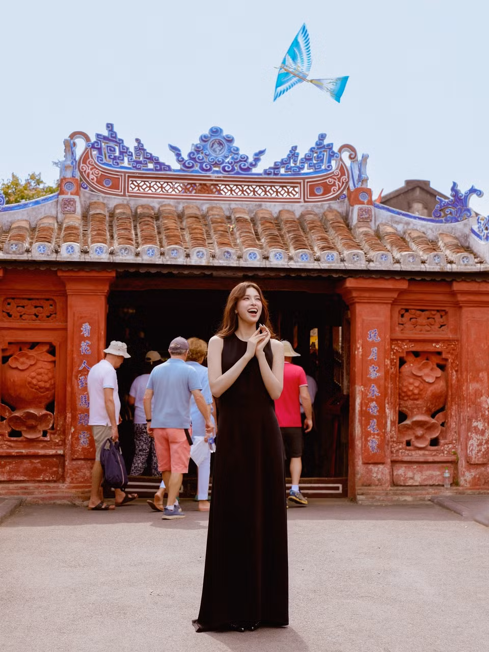8 năm sau đăng quang, hào quang của chiếc vương miện vẫn còn đó, nhưng điều giúp Trần Tiểu Vy duy trì sức hút với công chúng chính là hành trình bền bỉ nỗ lực, dám thử thách chính mình và không ngừng trưởng thành trên mỗi chặng đường đã qua.