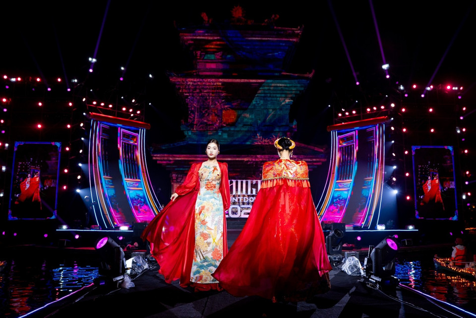 Người ta sẽ thấy ở các thiết kế thấp thoáng những đường mái đao cong vút, những họa tiết chạm khắc mây cụm, hoa sen đặc trưng trong kiến trúc đình chùa cổ được cách điệu thành phom dáng trang phục, tạo nên sự uy nghiêm nhưng không mất đi vẻ thanh thoát… (Ảnh: CTV/Vietnam+)