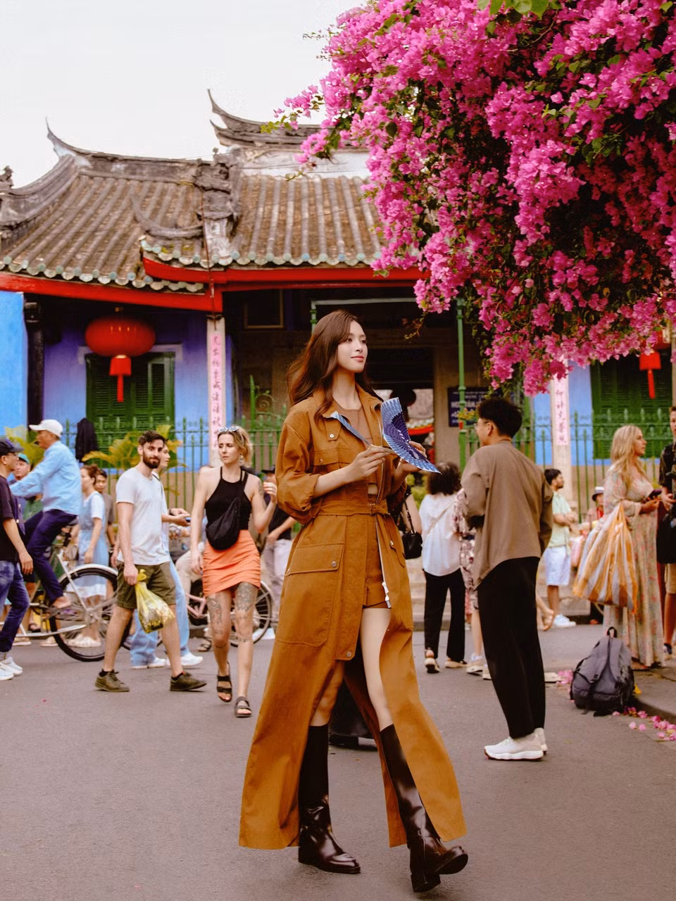 Dạo bước qua những con phố cổ quen thuộc, những góc nhỏ bình yên hay hòa mình vào nhịp sống địa phương, người đẹp sinh năm 2000 mang đến hình ảnh nữ tính, nhẹ nhàng nhưng vẫn đầy cuốn hút.
