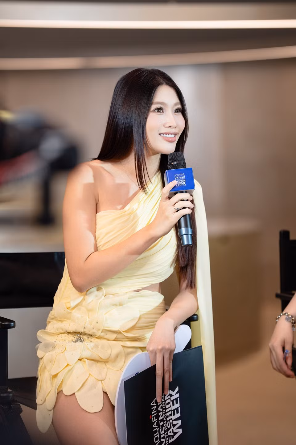 Á hậu Chế Nguyễn Quỳnh Châu trong buổi tuyển chọn mẫu của thương hiệu Happy Clothings. (Ảnh: BTC)