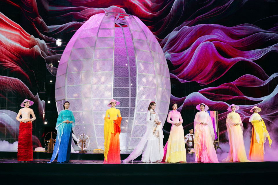 Show diễn còn có sự xuất hiện của dàn hoa hậu, á hậu Kiều Duy, Yến Nhi, Minh Kiên, Tuyết Như, Hạnh Nguyên, Thu Trà, Đinh Y Quyên. (Ảnh: CTV/Vietnam+)