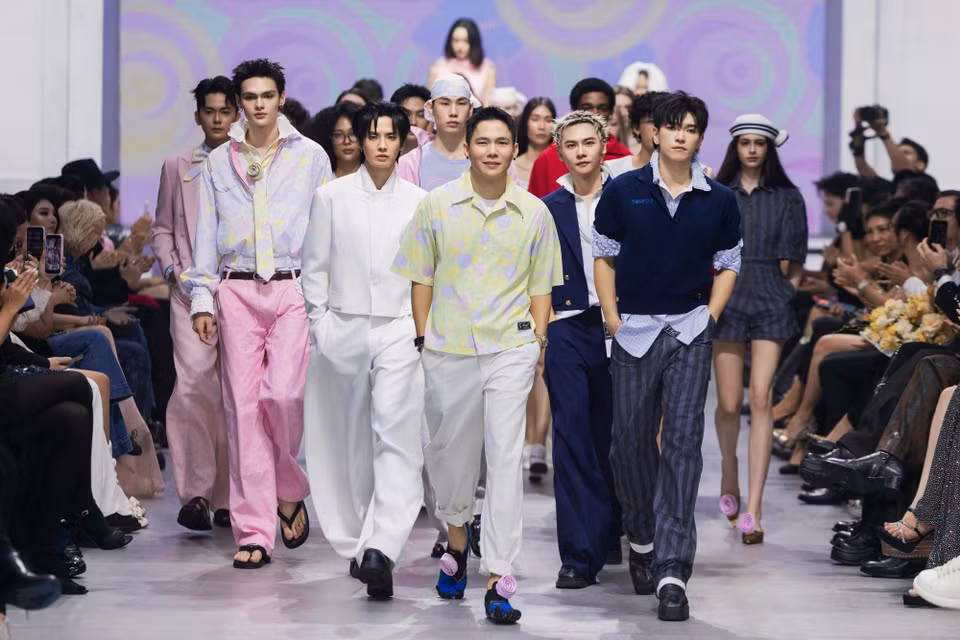 Thương hiệu TANDT đến từ Thái Lan dưới sự dẫn dắt của nhà thiết kế Thanawut Thanasarnvimon vừa ra mắt giới mộ điệu Việt Nam bộ sưu tập “Agenda To Aloha” – câu chuyện thời trang về sự thư thái, tự do của một kỳ nghỉ nhiệt đới. (Ảnh: CTV/Vietnam+)