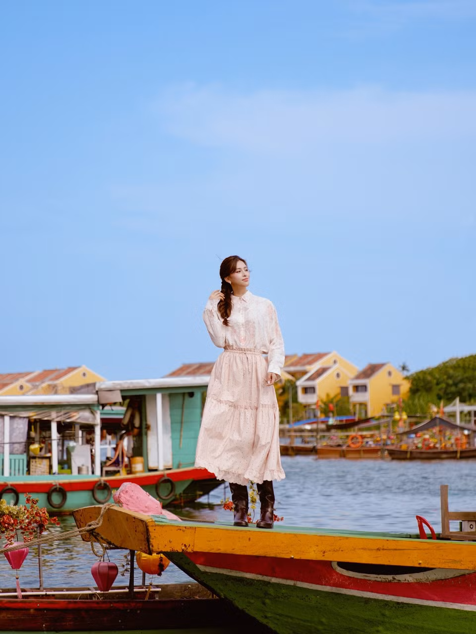 Trước những ý kiến trái chiều về việc diễn xuất, nàng hậu vẫn lựa chọn kiên trì học hỏi, nỗ lực hoàn thiện bản thân và chứng minh sự trưởng thành qua từng vai diễn.