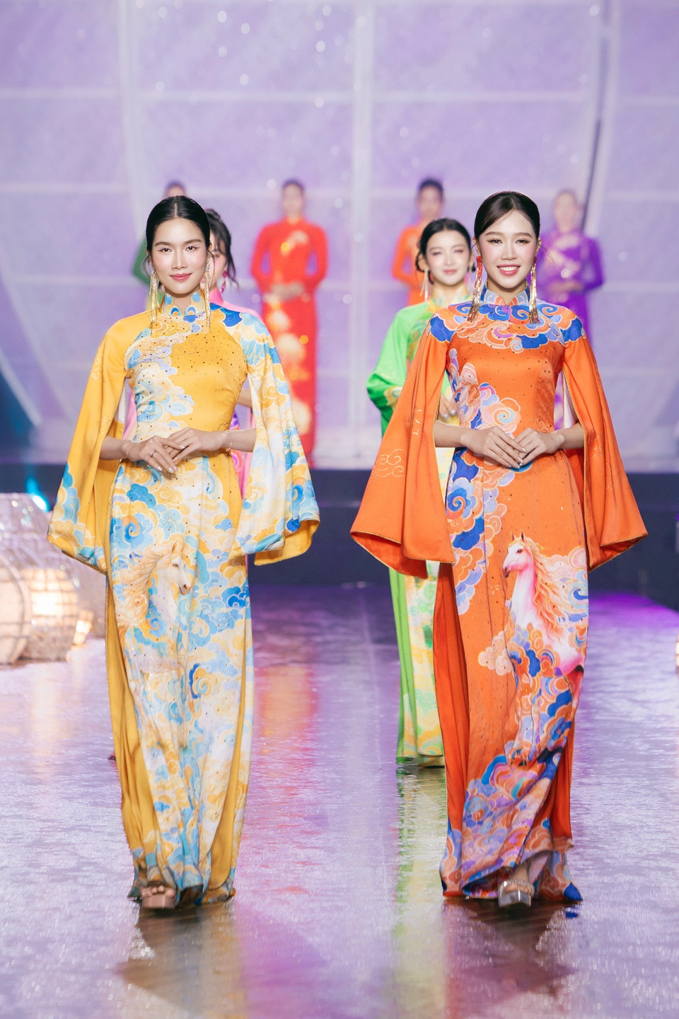 Nếu nhà thiết kế Minh Châu đưa không gian làng quê lên sàn diễn thời trang thì Nguyễn Việt Hùng đã cùng lụa Thái Tuấn lấy cảm hứng từ nghệ thuật tranh tứ bình trong mỹ thuật dân gian để tái hiện một thế giới đầy thi vị, nơi thiên nhiên, con người và đời sống thanh bình hòa quyện với nhau thông qua bộ sưu tập “Tứ bình phong hoa.” (Ảnh: CTV/Vietnam+)