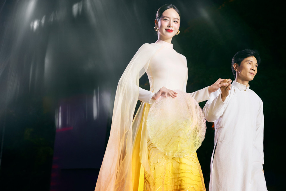 Trung Đinh bày tỏ, với bộ sưu tập này, nhà thiết kế muốn tôn vinh những giá trị vàng son của nghề tơ lụa Việt Nam, đồng thời gửi gắm khát vọng gìn giữ và đưa tinh hoa truyền thống vươn xa trong đời sống đương đại. (Ảnh: CTV/Vietnam+)