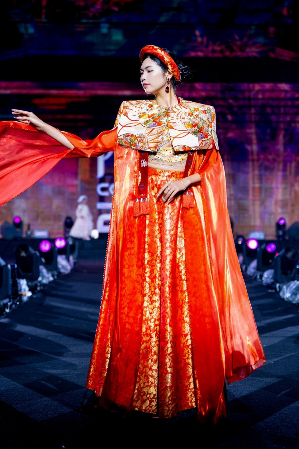 Bộ sưu tập sử dụng chất liệu gấm, lụa tơ tằm, đũi và tơ sống kết hợp kỹ thuật đính kết thủ công, thêu tay cầu kỳ, tỉ mỉ. (Ảnh: CTV/Vietnam+)