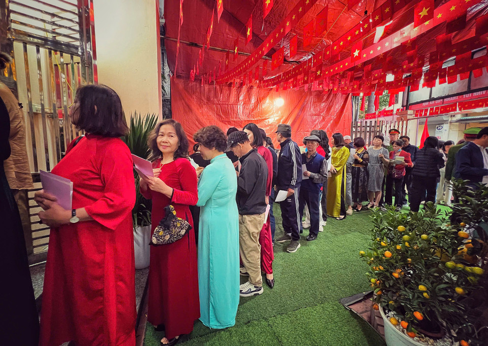 Cử tri xếp hàng chờ đến lượt bầu cử.(Ảnh: Mai Mai/Vietnam+)