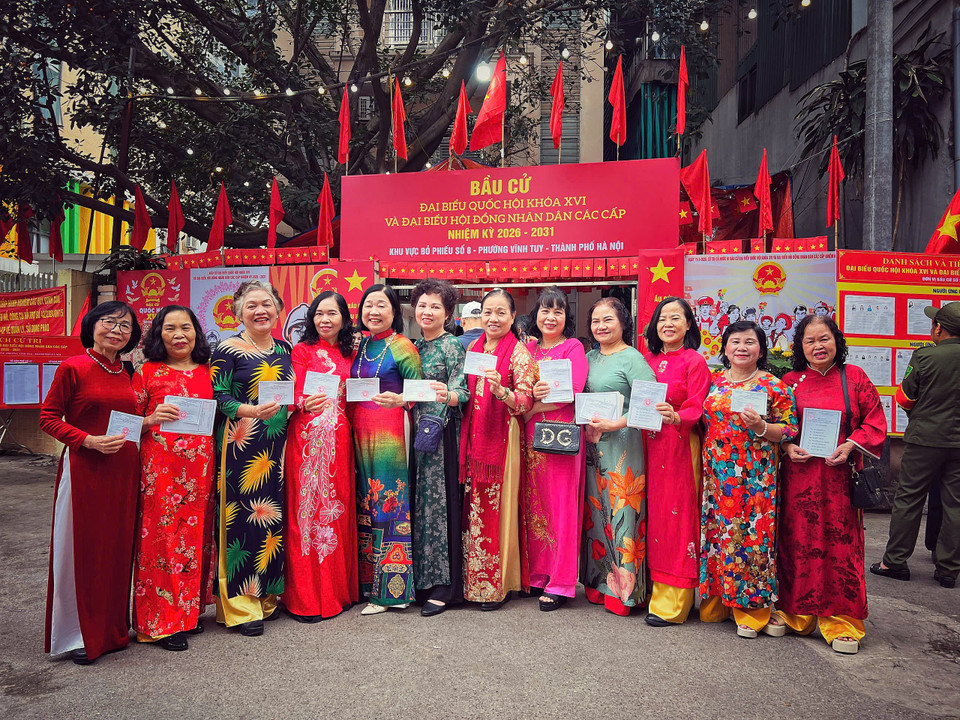 Sắc màu rực rỡ cùng không khí phẩn khởi bao trùm các điểm bỏ phiếu. (Ảnh: Mai Mai/Vietnam+)