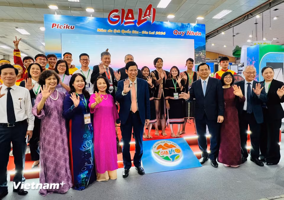 Lãnh đạo Bộ Văn hóa, Thể thao và Du lịch, lãnh đạo Cục Du lịch Quốc gia Việt Nam và lãnh đạo Hiệp hội Du lịch Việt Nam tại gian hàng của tỉnh Gia Lai - địa phương đăng cai Năm du lịch Quốc gia 2026. (Ảnh: PV/Vietnam+)