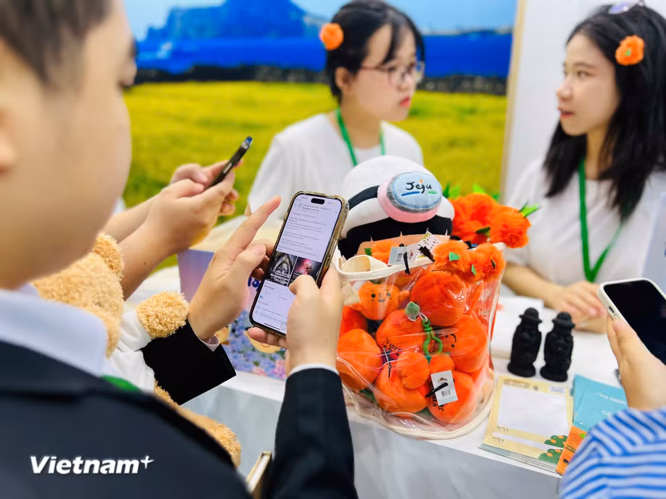 Bám sát tinh thần thực hiện Nghị quyết số 57-NQ/TW ngày 22/12/2024 của Bộ Chính trị về đột phá phát triển khoa học, công nghệ, đổi mới sáng tạo và chuyển đổi số quốc gia, nhiều doanh nghiệp đã đẩy mạnh công nghệ trong các sản phẩm du lịch. Đặc biệt, tại các gian hàng còn có các minigame giúp khách tham quan trải nghiệm công nghệ, check-in và nhận quà tặng. (Ảnh: PV/Vietnam+)