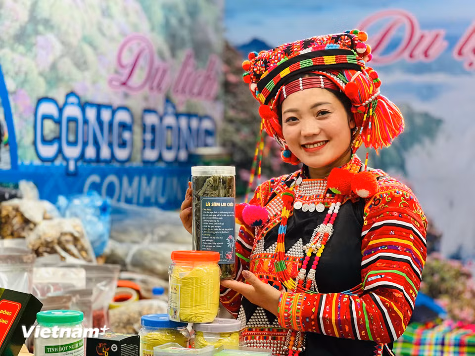 Du lịch cộng đồng miền núi Đông Bắc giới thiệu đặc sản địa phương cùng sắc màu truyền thống của phụ nữ dân tộc Hà Nhì. (Ảnh: PV/Vietnam+)