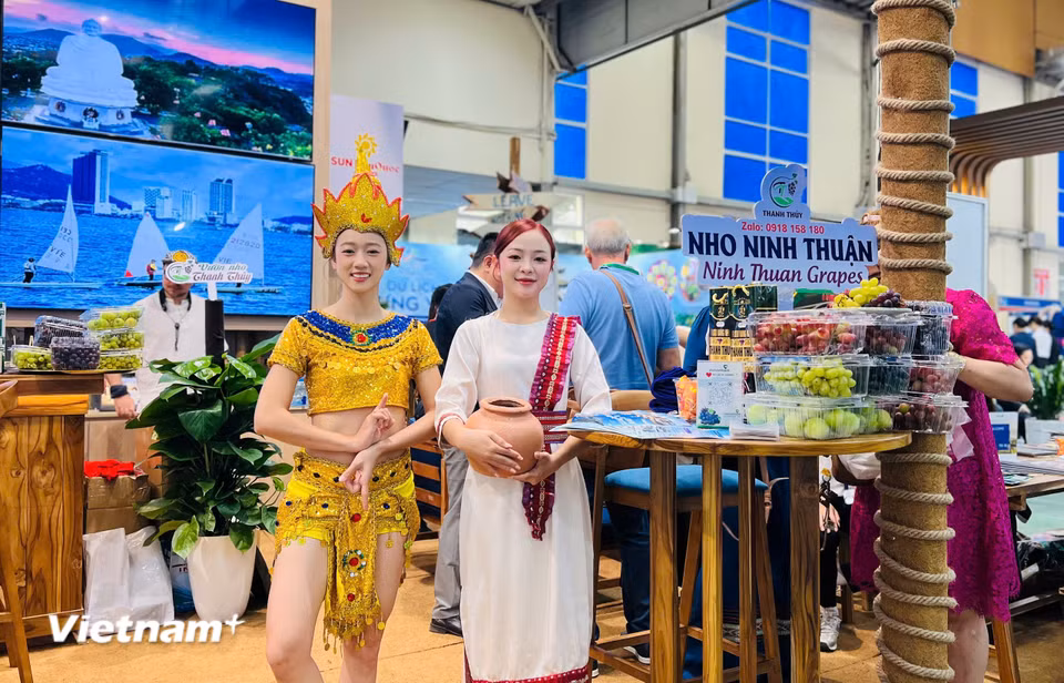 Gian hàng đậm sắc màu vùng đất Ninh Thuận trong không gian hội chợ. (Ảnh: PV/Vietnam+)