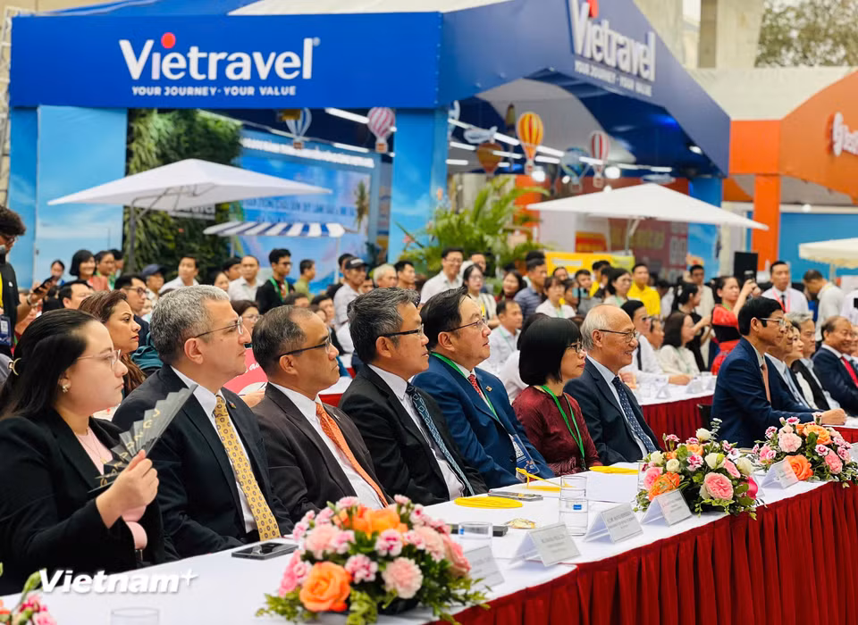 Các đại biểu quốc tế tham dự lễ khai mạc sáng nay. (Ảnh: PV/Vietnam+)