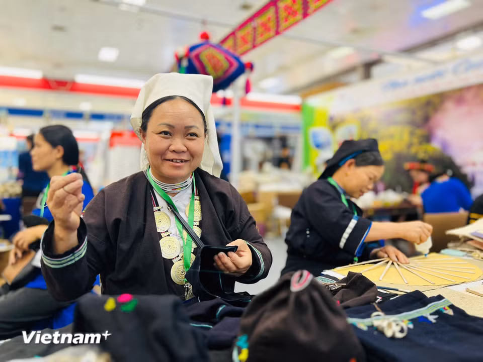 Sắc màu Cao Bằng quảng bá tại không gian hội chợ. (Ảnh: PV/Vietnam+)