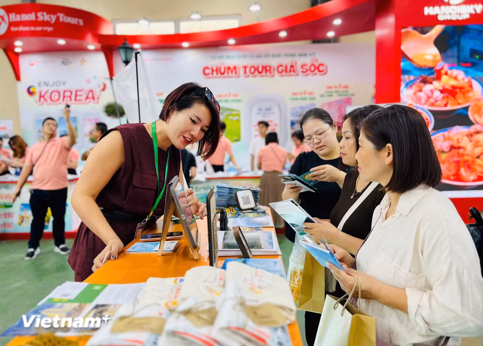 Tại VITM Hà Nội 2026, các doanh nghiệp giới thiệu những mô hình du lịch mới, thích ứng với sự thay đổi của hành vi tiêu dùng, đồng thời ra mắt sản phẩm “đón sóng” mùa cao điểm Hè. (Ảnh: PV/Vietnam+)
