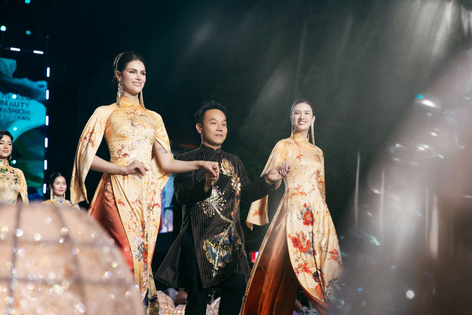 "Trong bộ sưu tập, tôi cũng mang đến hình ảnh tuấn mã trong mây sóng biểu trưng cho khát vọng, sức sống và tinh thần vươn tới phía trước trong bộ sưu tập,” nhà thiết kế Minh Châu cho biết. (Ảnh: CTV/Vietnam+)