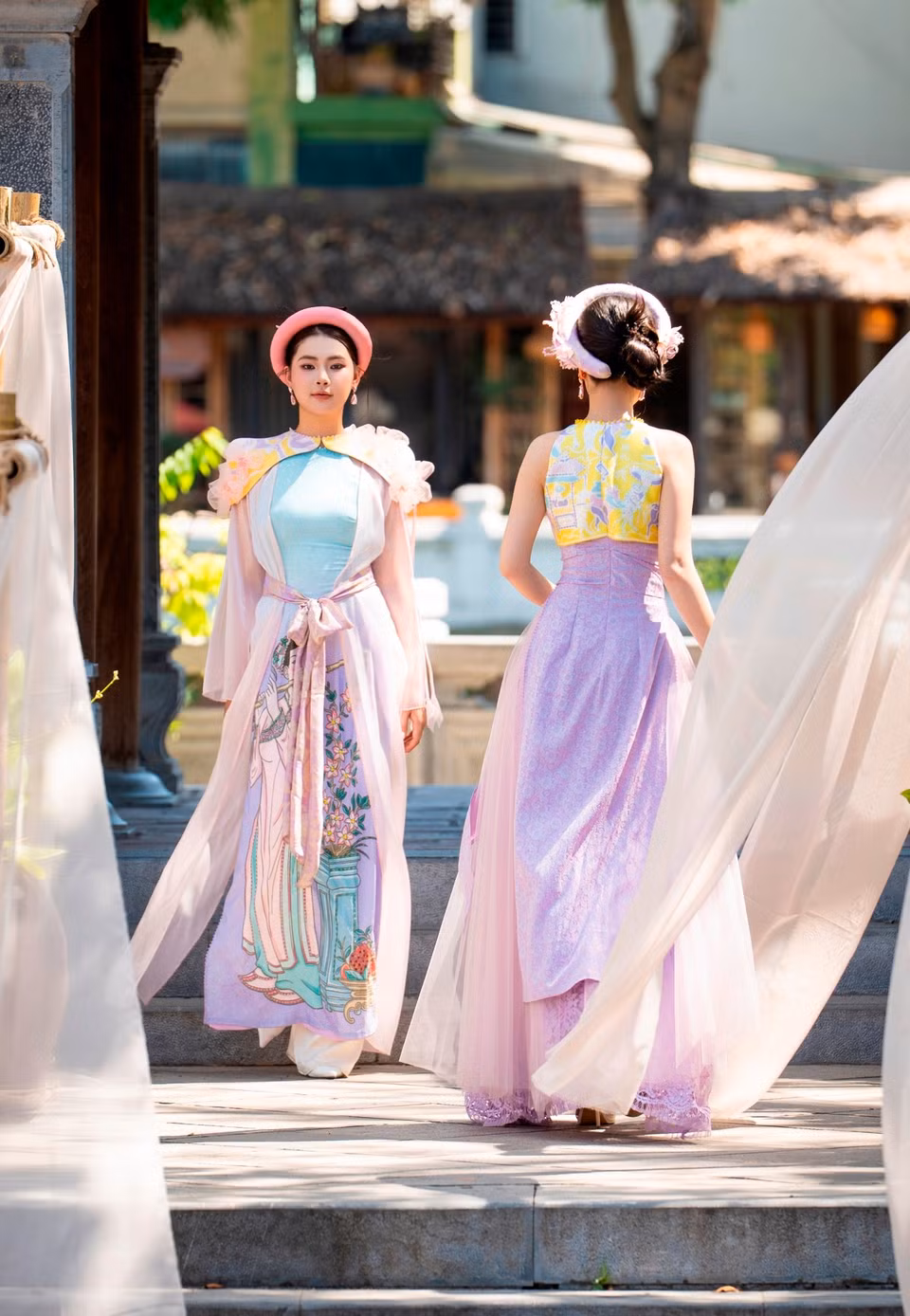 Những hình ảnh quen thuộc gắn liền với đời sống dân gian, các biểu tượng truyền thống cùng bảng màu đặc trưng của tranh Đông Hồ được chuyển tải lên trang phục theo cách trẻ trung và hiện đại hơn.