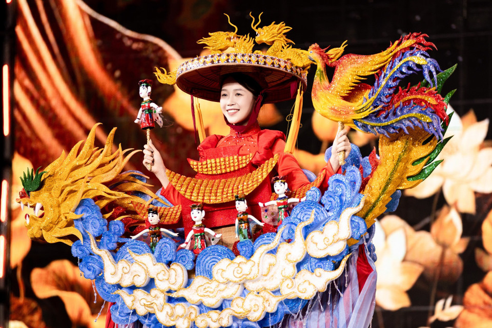 Màn tái hiện các Trang phục văn hóa dân tộc của các người đẹp Việt tại những cuộc thi quốc tế. (Ảnh: CTV/Vietnam+)