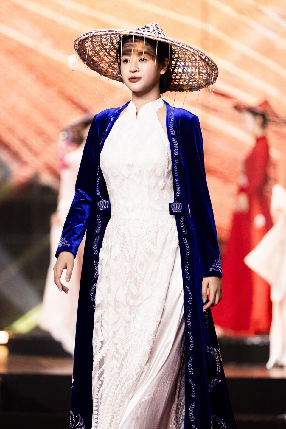 Đáng chú ý, chương trình còn có tiết mục đặc biệt với sự xuất hiện của các nhà thiết kế cùng những “nàng thơ,” “chàng thơ” của mình trên sân khấu. (Ảnh: CTV/Vietnam+)