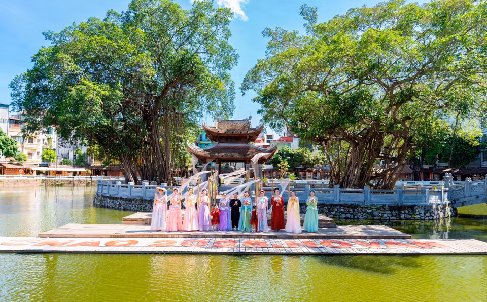 Nhà thiết kế Cao Minh Tiến vừa ra mắt bộ sưu tập lấy cảm hứng từ tranh dân gian Đông Hồ giữa không gian Hồ Văn, Văn Miếu-Quốc Tử Giám, Hà Nội.