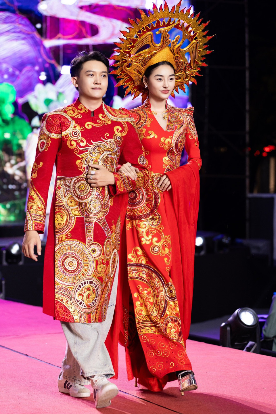 Các nghệ sỹ kiên trì luyện tập, liên tục chỉnh sửa đội hình và động tác để đảm bảo sự đồng bộ cho từng tiết mục. (Ảnh: CTV/Vietnam+)