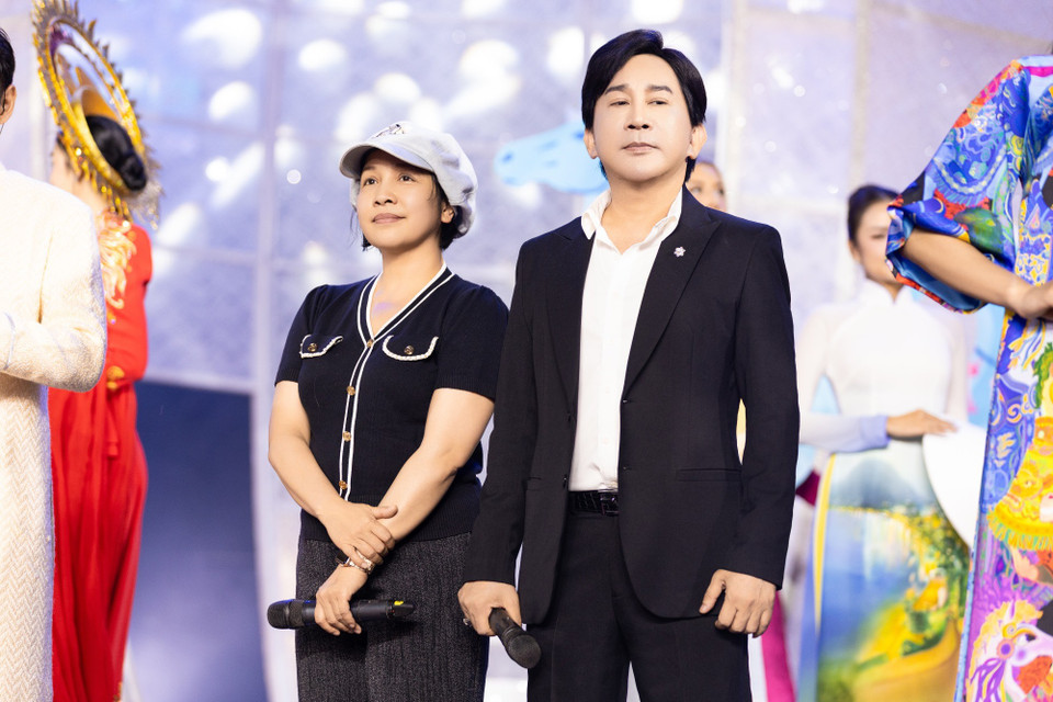 Diva Mỹ Linh và Nghệ sỹ ưu tú Kim Tử Long trên sân khấu tổng duyệt. (Ảnh: CTV/Vietnam+)