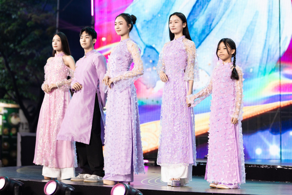 Chương trình nghệ thuật Áo dài với cuộc sống - Vietnam Beauty Fashion Fest XIV với chủ đề “Xanh” sẽ giới thiệu các bộ sưu tập đến từ các nhà thiết kế Trung Đinh, Đặng Trọng Minh Châu, Song Toàn.