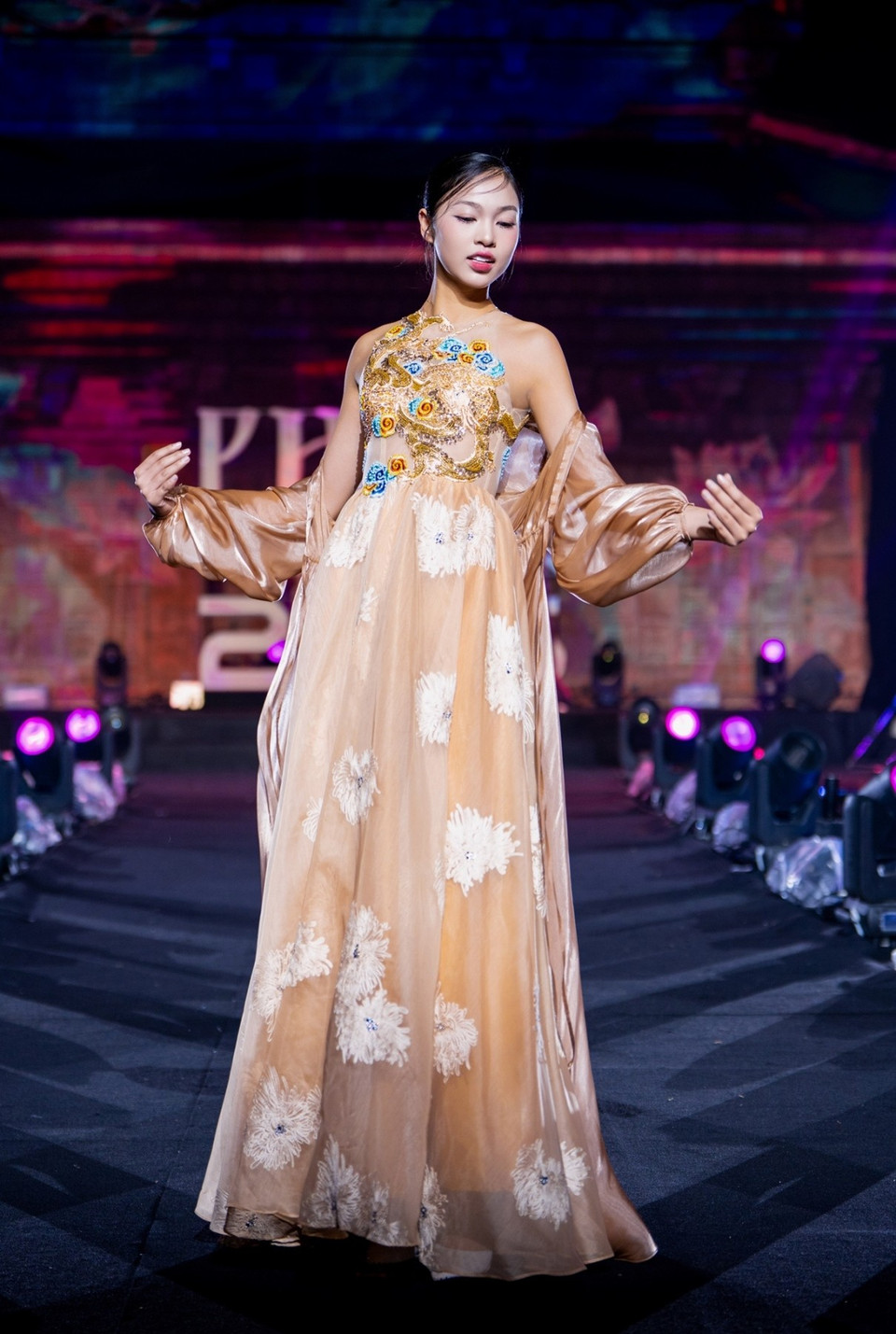 Tên gọi "Bồng Bềnh" không chỉ gợi tả sự chuyển động nhẹ nhàng của những con thuyền trên dòng Ngô Đồng, mà còn là cảm giác hư ảo, bảng lảng sương khói của mây trời quyện vào những đỉnh núi đá vôi tại Tràng An, Tam Cốc – Bích Động. (Ảnh: CTV/Vietnam+)