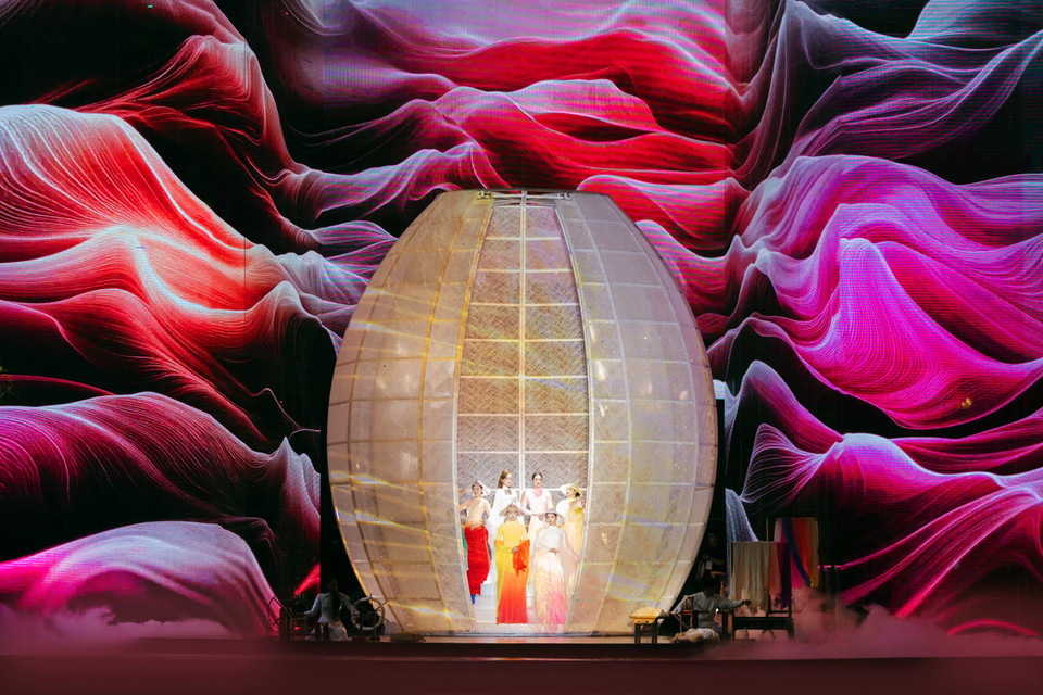 Chương trình nghệ thuật với chủ đề “Xanh” dẫn dắt giới mộ điệu qua bốn show diễn gồm Xanh Thanh thoát, Xanh Sáng tạo, Xanh Mộc bản và Xanh Di sản với sự tham gia của các nhà thiết kế Trung Đinh, Đặng Trọng Minh Châu, song Toàn (Phạm Sĩ Toàn - Huỳnh Bảo Toàn) và Nguyễn Việt Hùng cùng nhiều tên tuổi khác. (Ảnh: CTV/Vietnam+)