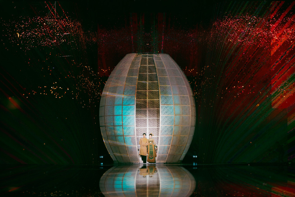 Hoa hậu Quế Anh sánh đôi Nam vương Tuấn Ngọc mở màn show diễn. (Ảnh: CTV/Vietnam+)