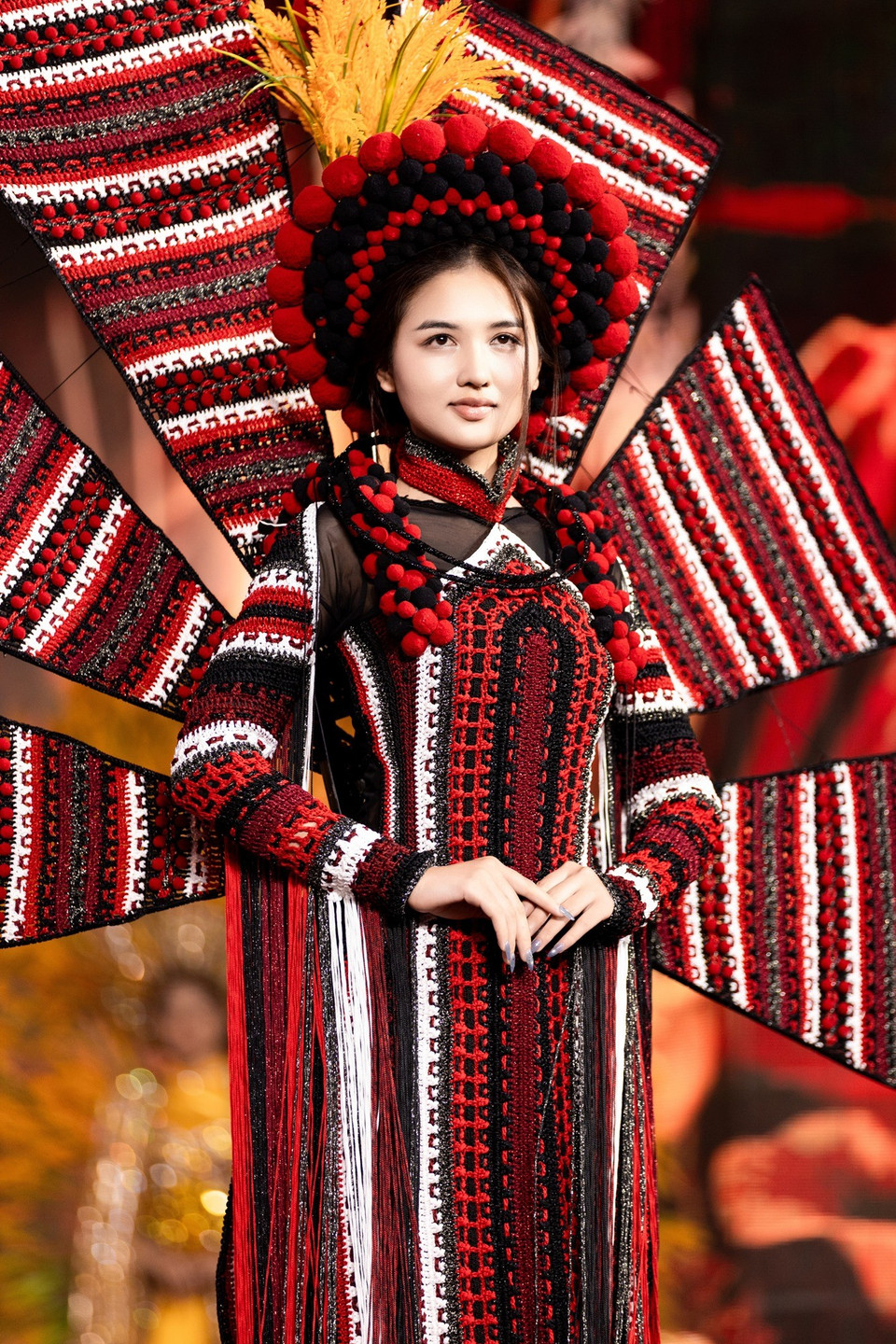 Màn tái hiện các Trang phục văn hóa dân tộc của các người đẹp Việt tại những cuộc thi quốc tế. (Ảnh: CTV/Vietnam+)