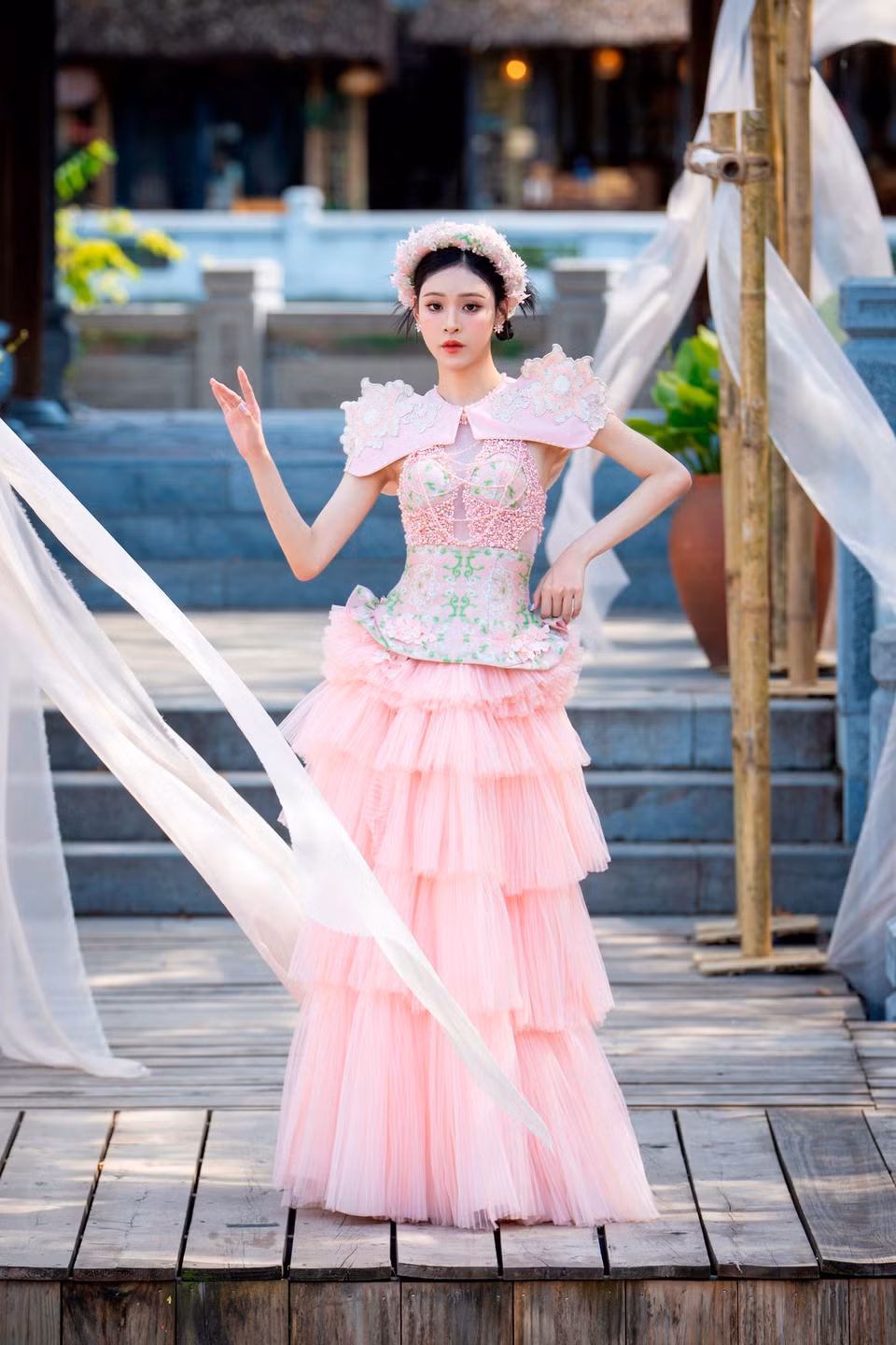 Nhà thiết kế Cao Minh Tiến chia sẻ rằng trên mỗi hành trình đi qua nhiều vùng đất trên thế giới, áo dài luôn song hành cùng anh. Và dẫu là ở bất cứ nơi đâu, anh cũng mong muốn được kể với bạn bè quốc tế về vẻ đẹp duyên dáng, niềm tự hào của áo dài Việt Nam.'