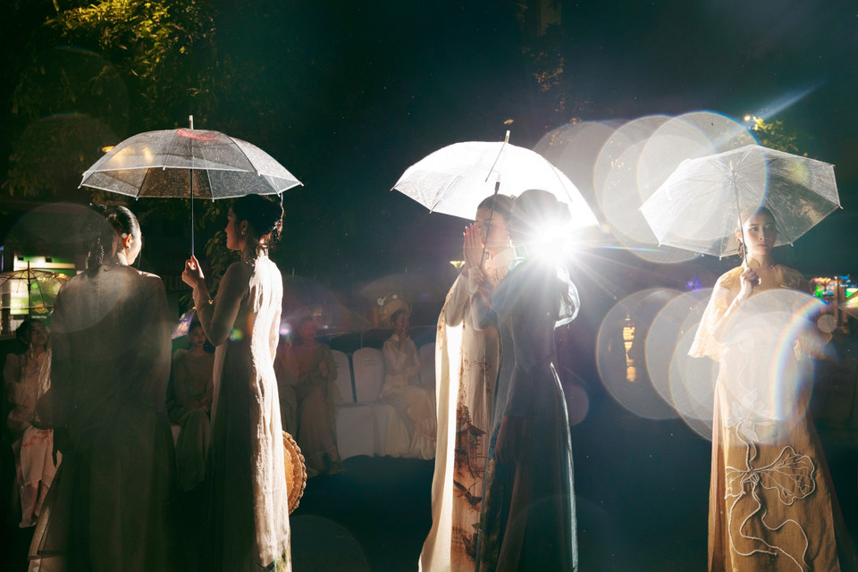 Dàn á hậu Thu Ngân, Hera Ngọc Hằng và Phương Thanh là những gương mặt mở màn bộ sưu tập. Còn Hoa hậu Liên lục địa 2022 – Đại sứ Lễ hội Lê Nguyễn Bảo Ngọc giữ vai trò kết màn. Phần trình diễn còn có sự tham gia của thí sinh Miss World Vietnam 2025. (Ảnh: CTV/Vietnam+)