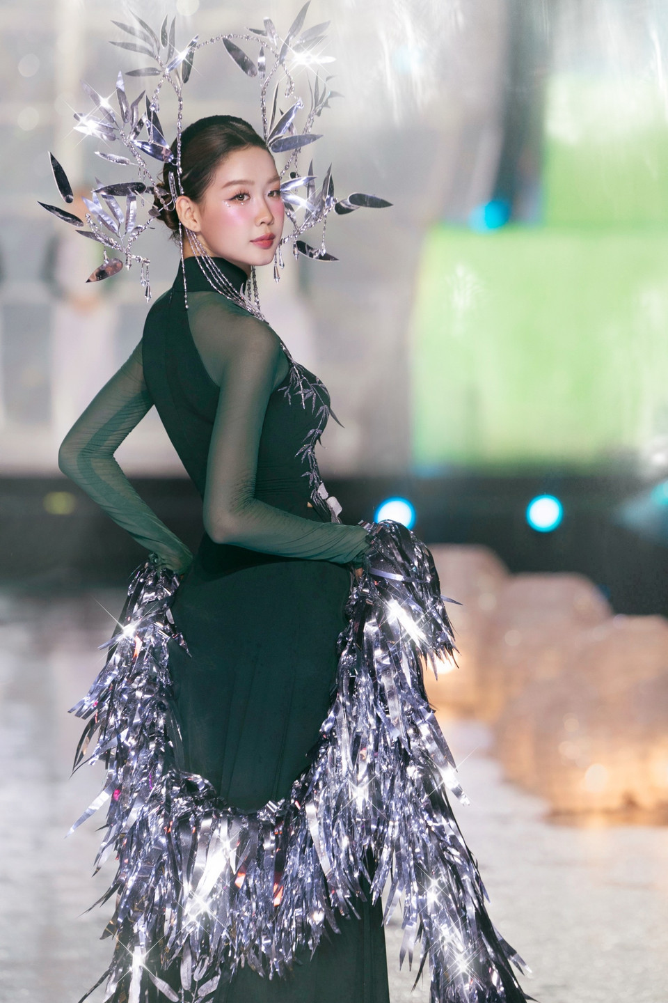 Hình ảnh tre xanh trở thành cảm hứng chủ đạo trong mỗi họa tiết, thể hiện bằng ngôn ngữ tạo hình tối giản là những đường thẳng kéo dài, họa tiết chạy dọc thân áo, gợi hình ảnh thân tre vươn lên bền bỉ. Lá tre được cách điệu mềm mại, điểm xuyết vừa đủ để tạo chiều sâu thị giác. (Ảnh: CTV/Vietnam+)