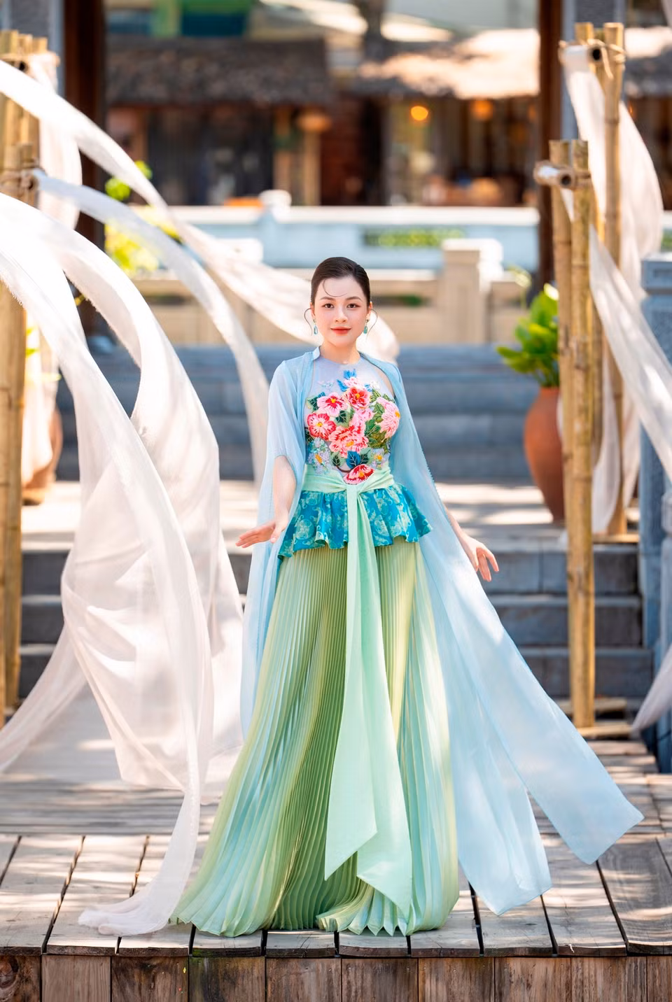 Giữa không gian đậm sắc màu lịch sử, những thiết kế lấy cảm hứng từ tranh dân gian mang đến cảm giác vừa gần gũi, quen thuộc vừa mới mẻ.