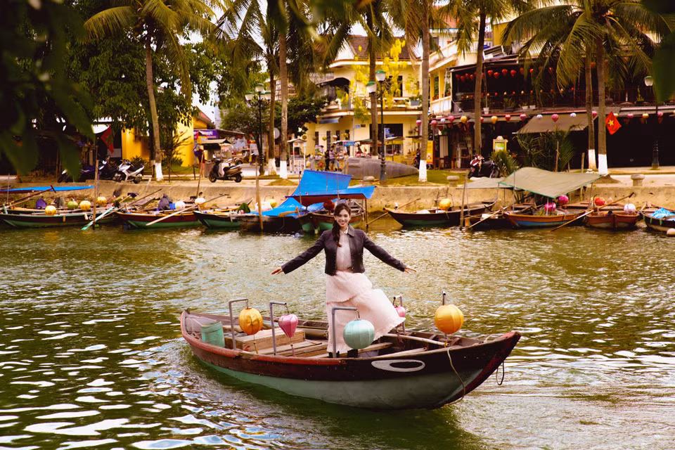 Trong bộ ảnh mới, Trần Tiểu Vy trở về Hội An, chọn nơi cô sinh ra và lớn lên làm bối cảnh chính.